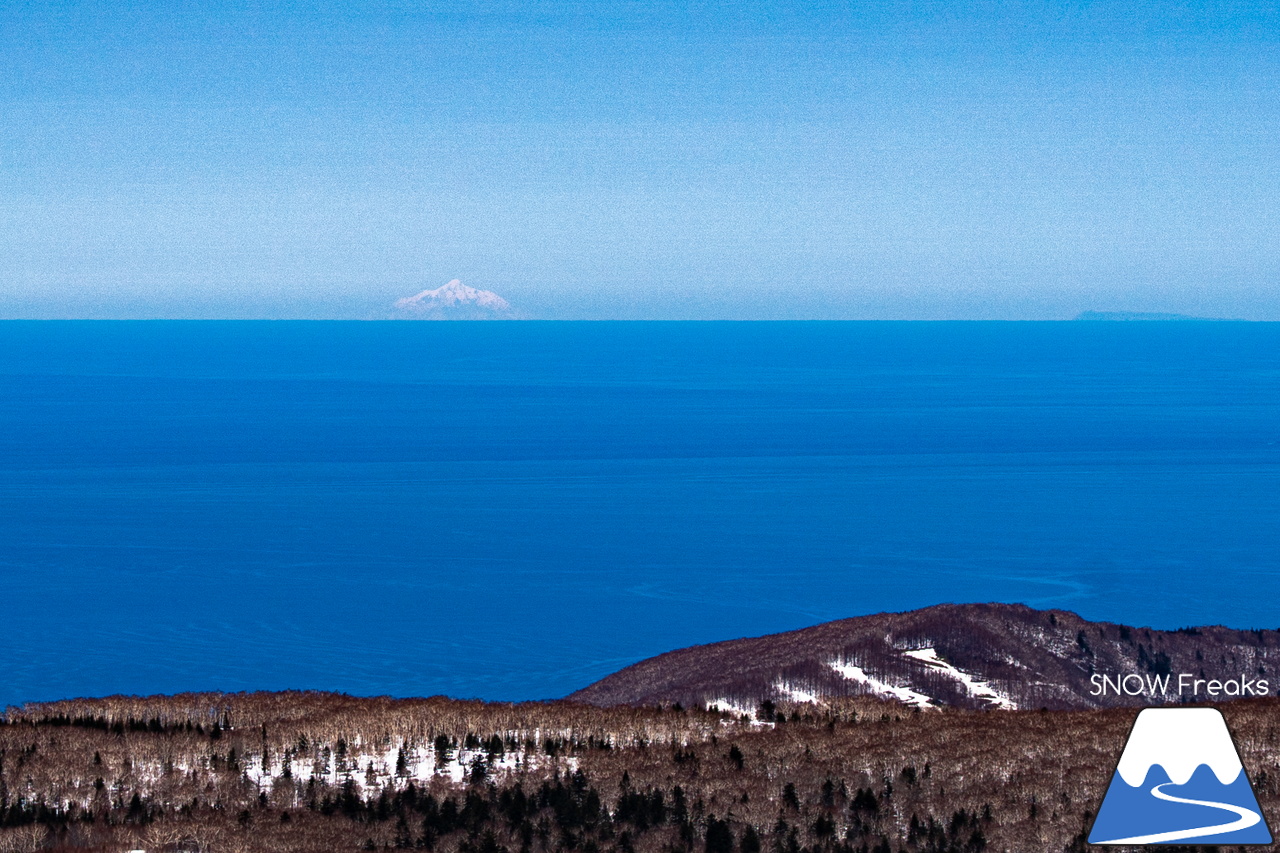 札幌国際スキー場｜ゴールデンウイーク初日も全コース滑走可能OK！！真っ白な雪と澄んだ青空 ＝ 絶好の春スキー＆スノーボード日和♪そして、日本海の彼方に、なんと利尻富士が見えた？！